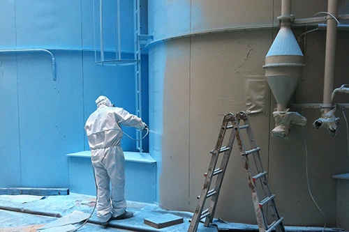 Operatore specializzato durante un intervento di verniciatura